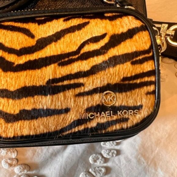 Stylish Women's Bag with Animal Print and Studded Design - Picture 9 of 11